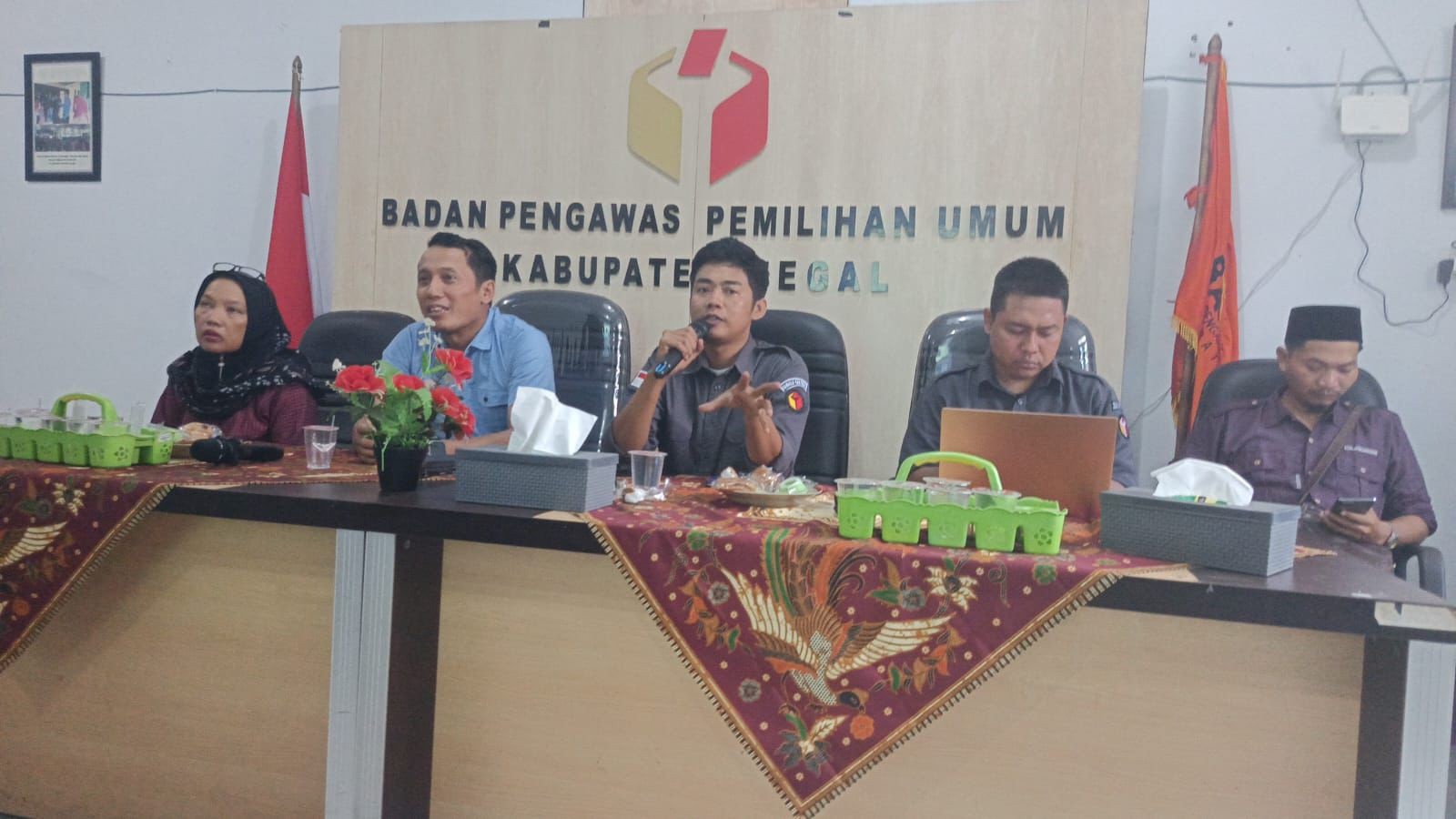 Penguatan Sistem Informasi dan Peningkatan Kinerja PPID Warnai Evaluasi Semester II Bawaslu Kabupaten Tegal
