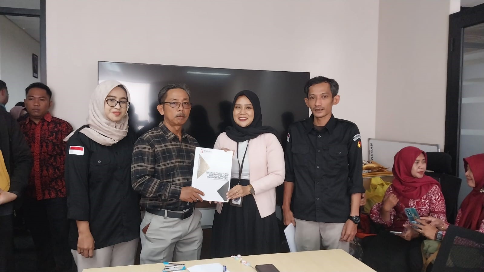 Bawaslu Kabupaten Tegal Serahkan Laporan Penggunaan Dana Hibah Pilkada 2024