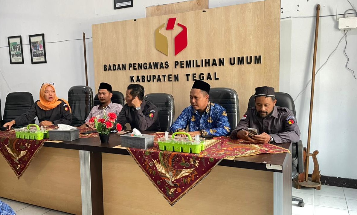 Rapat Internal Awal Bulan, Bawaslu Kabupaten Tegal Susun Strategi Pengawasan dan Kehumasan Desember 2025