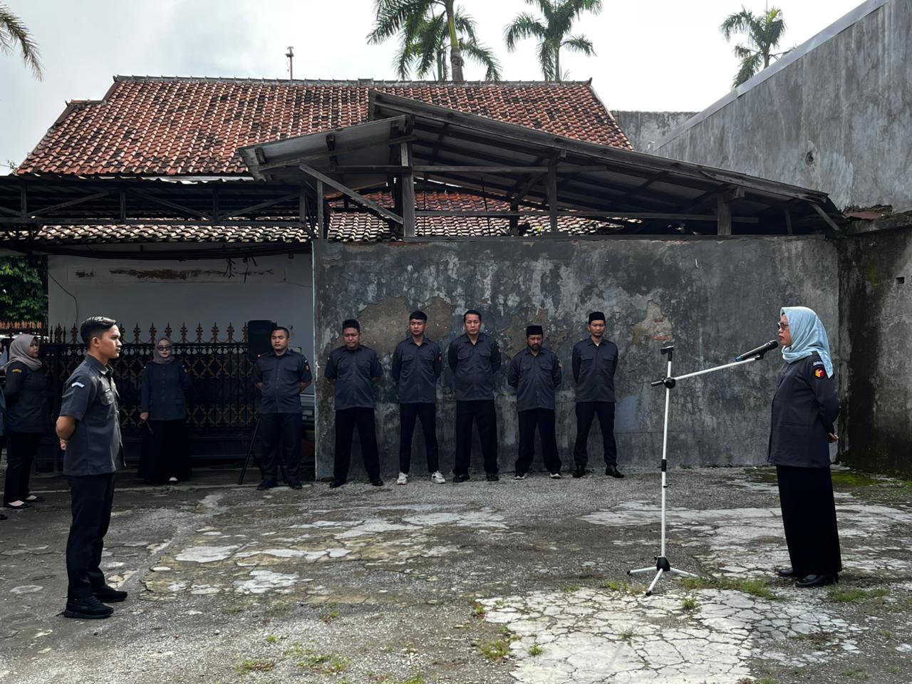 Sri Anjarwati Tegaskan Komitmen Kerja Dalam Apel Pagi