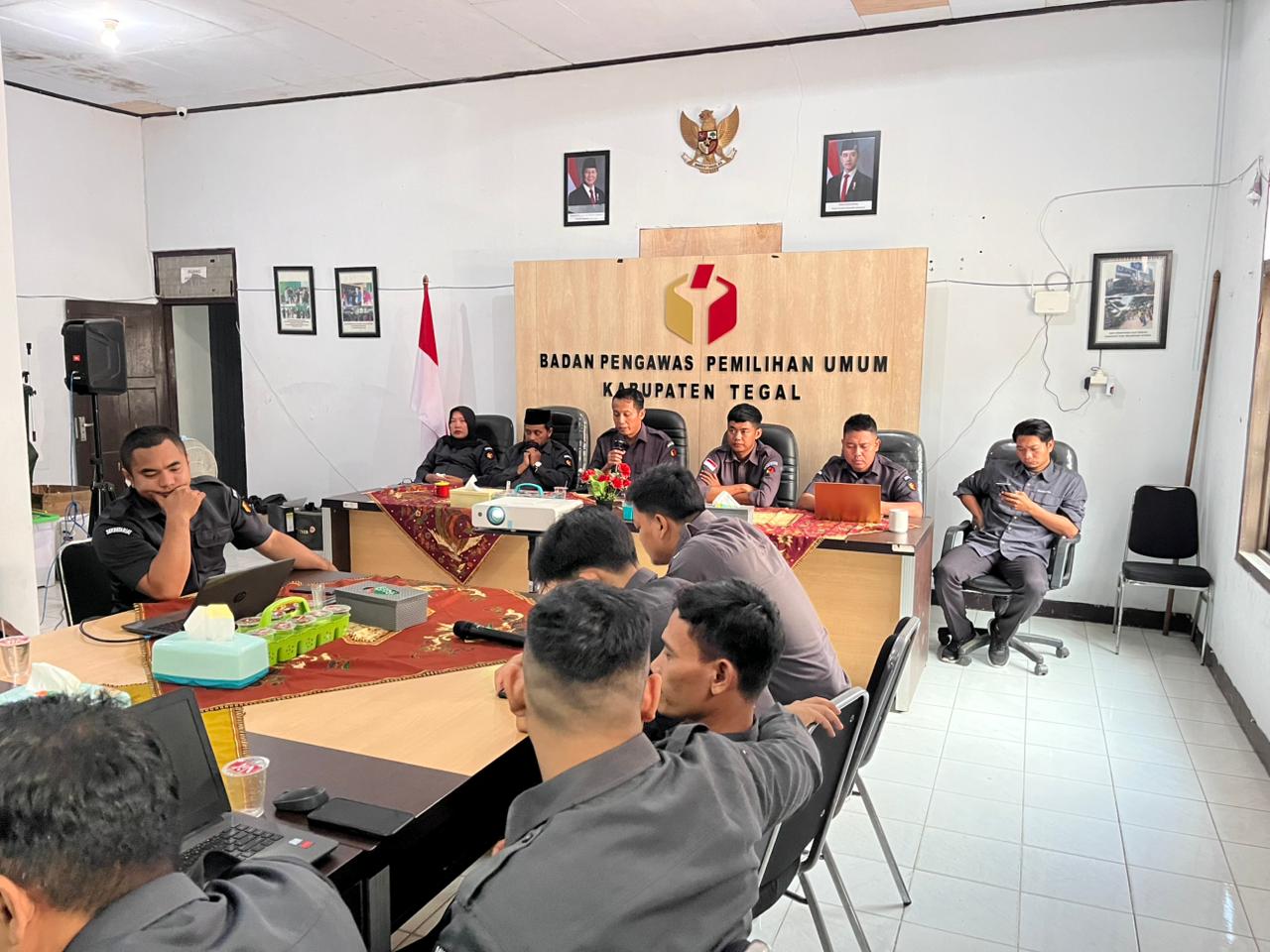 Pimpin Rapat Internal, Ketua Bawaslu Kabupaten Tegal Tekankan Kesiapan Kegiatan dan Kepatuhan Pelaporan LHKPN/LHKASN
