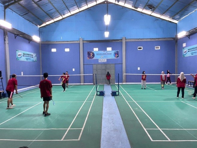 Bawaslu Kabupaten Tegal Gelar Olahraga Bersama Bulutangkis dalam Program “Jumat Sehati”