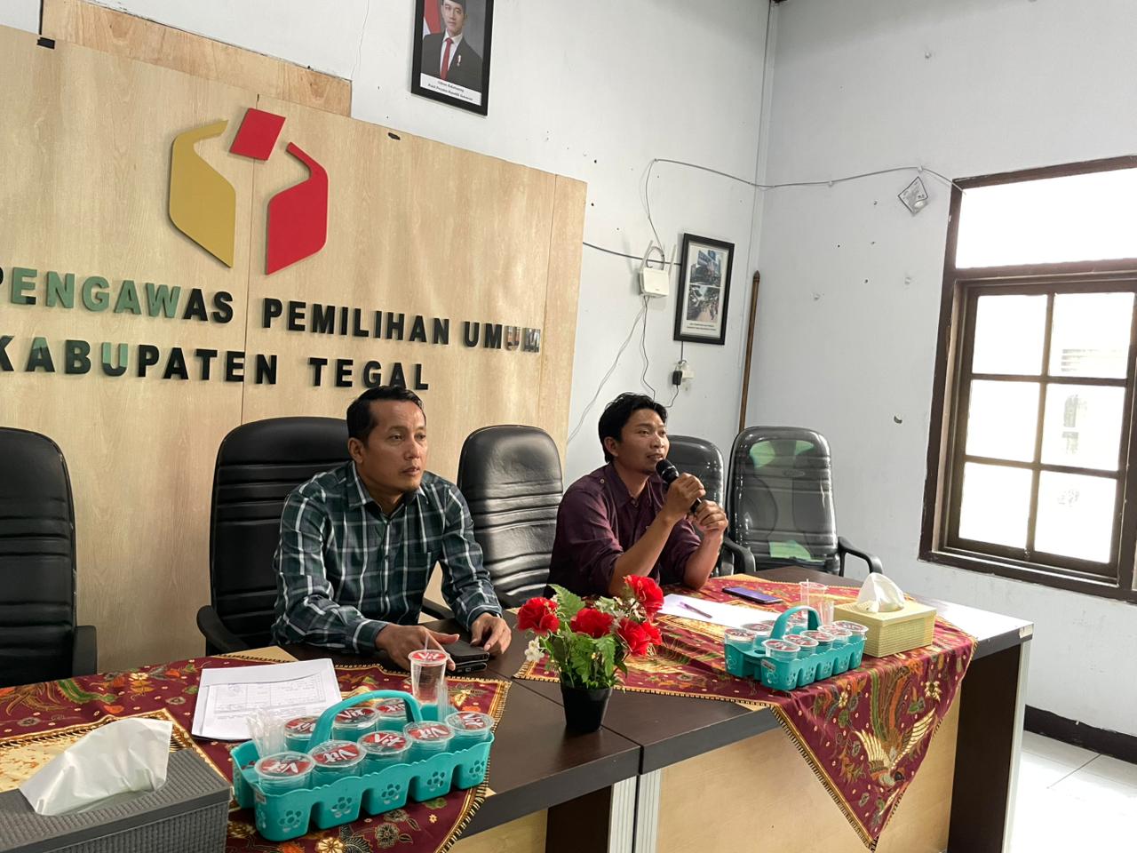 Bawaslu Kabupaten Tegal Perkuat Perspektif Hukum Pengawasan Parpol melalui Kajian Hukum