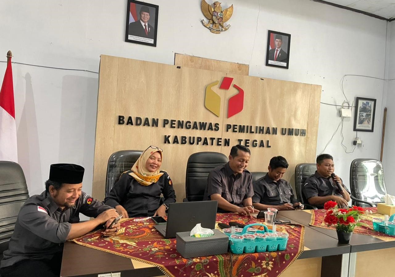 Rapat Internal, Bawaslu Kabupaten Tegal Perkuat Pengawasan Pemilu dan Disiplin Kinerja