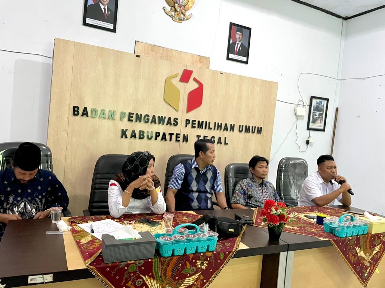 Arahan Kepala Sekretariat terkait Laporan Layanan Informasi Publik (LIP) Bawaslu Kabupaten Tegal