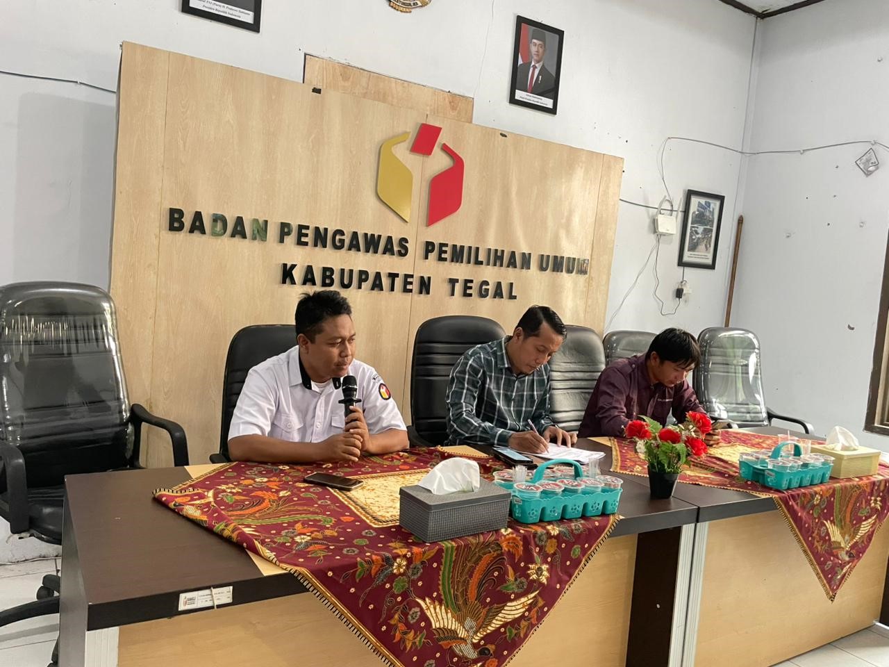 Bawaslu Kabupaten Tegal Gelar Sosialisasi Perpajakan bagi Pimpinan dan Staf Sekretariat