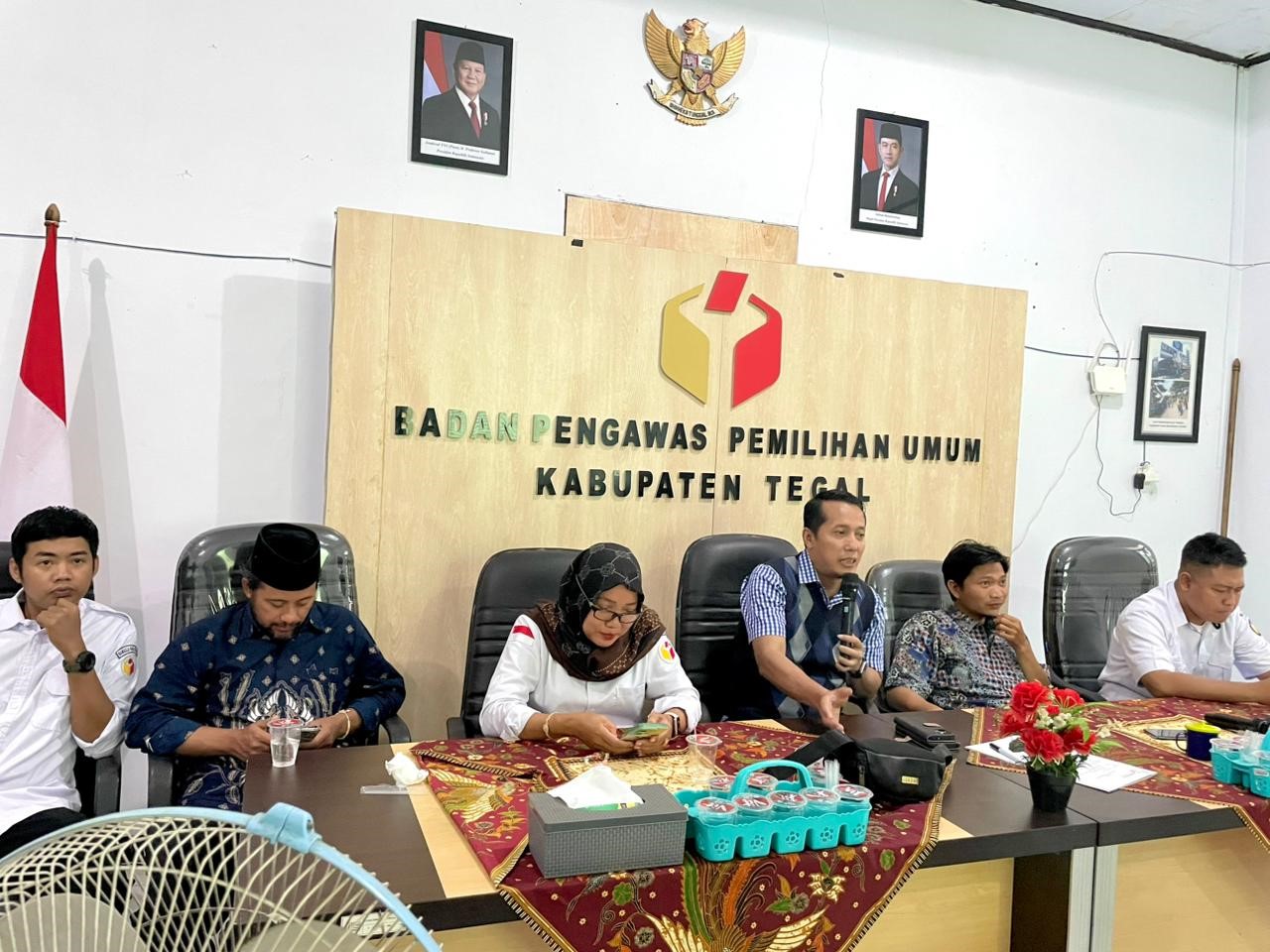 Review dan Penetapan Laporan Layanan Informasi Publik  Bawaslu Kabupaten Tegal Tahun 2025