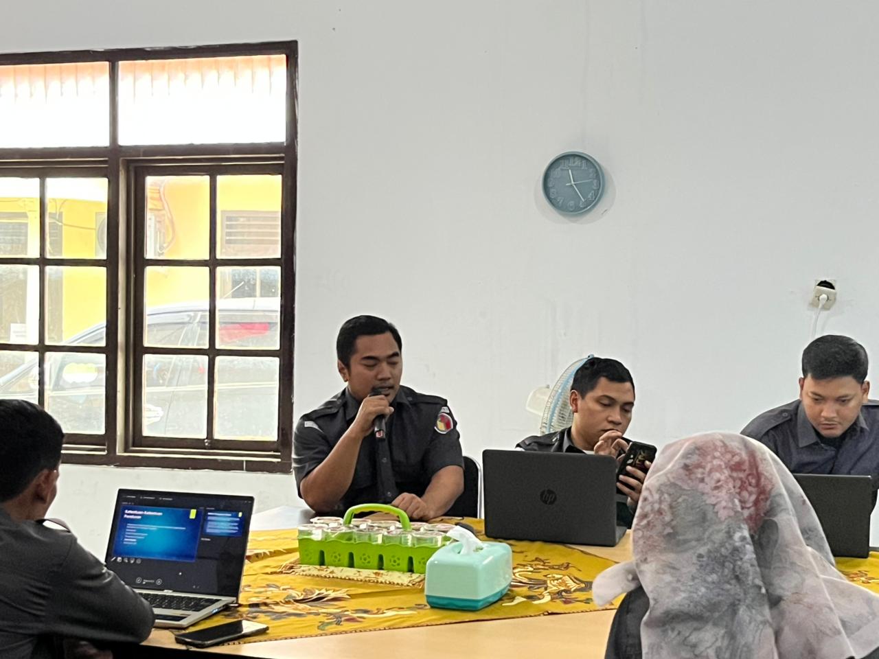 Kasubag Administrasi Bawaslu Kabupaten Tegal Paparkan Tata Tertib Pegawai dalam Sosialisasi Perbawaslu Nomor 10 Tahun 2014