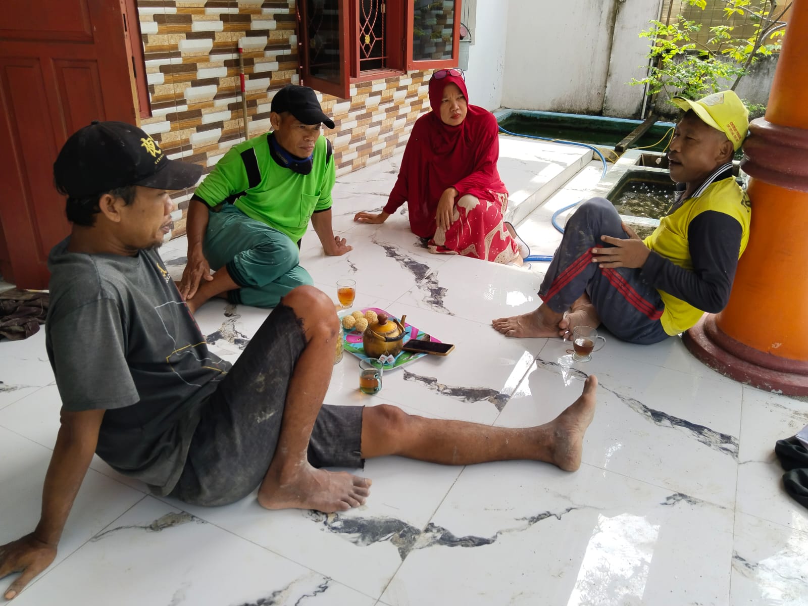 Ngobrol Gayeng “Medang Sore”, Bawaslu Kabupaten Tegal Ajak Tukang Bangunan Tolak Politik Uang