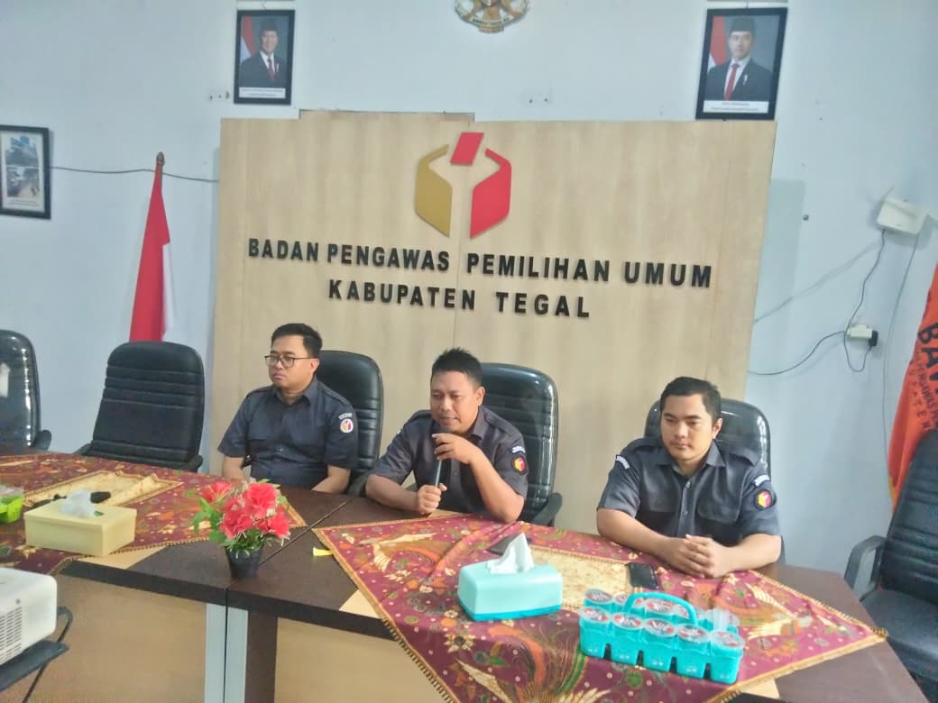 Tingkatkan Disiplin Kerja, Bawaslu Kabupaten Tegal Gelar Rapat Internal Sekretariat