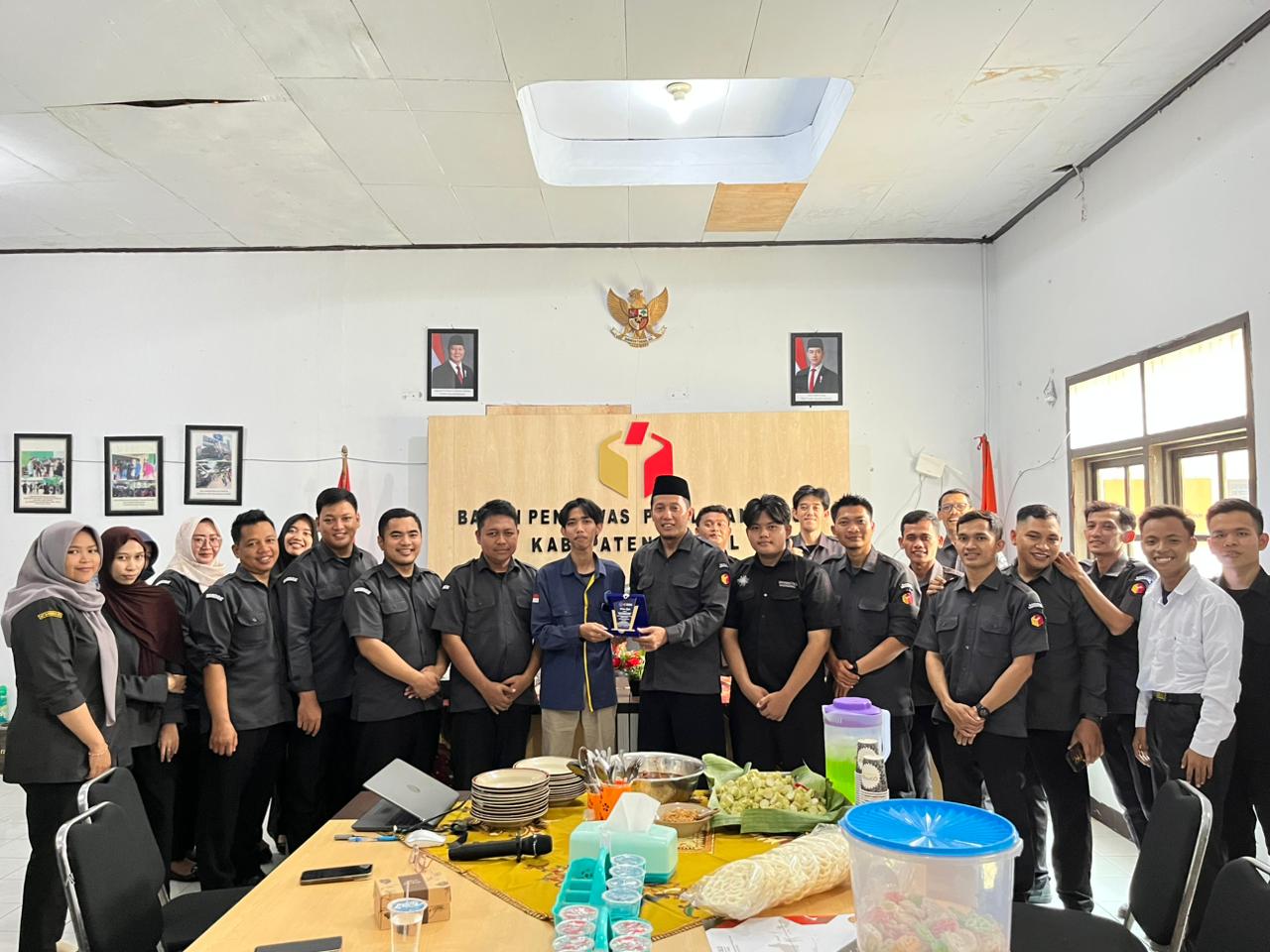 Mahasiswa PKL Tuntaskan Pengabdian, Bawaslu Kabupaten Tegal Lepas dengan Apresiasi
