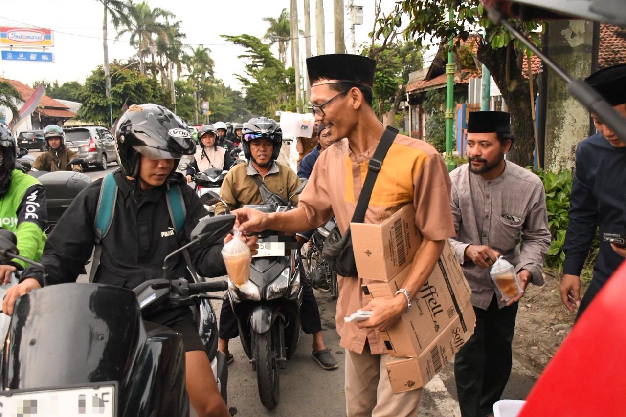 Bawaslu Kabupaten Tegal Bagikan Takjil kepada Masyarakat