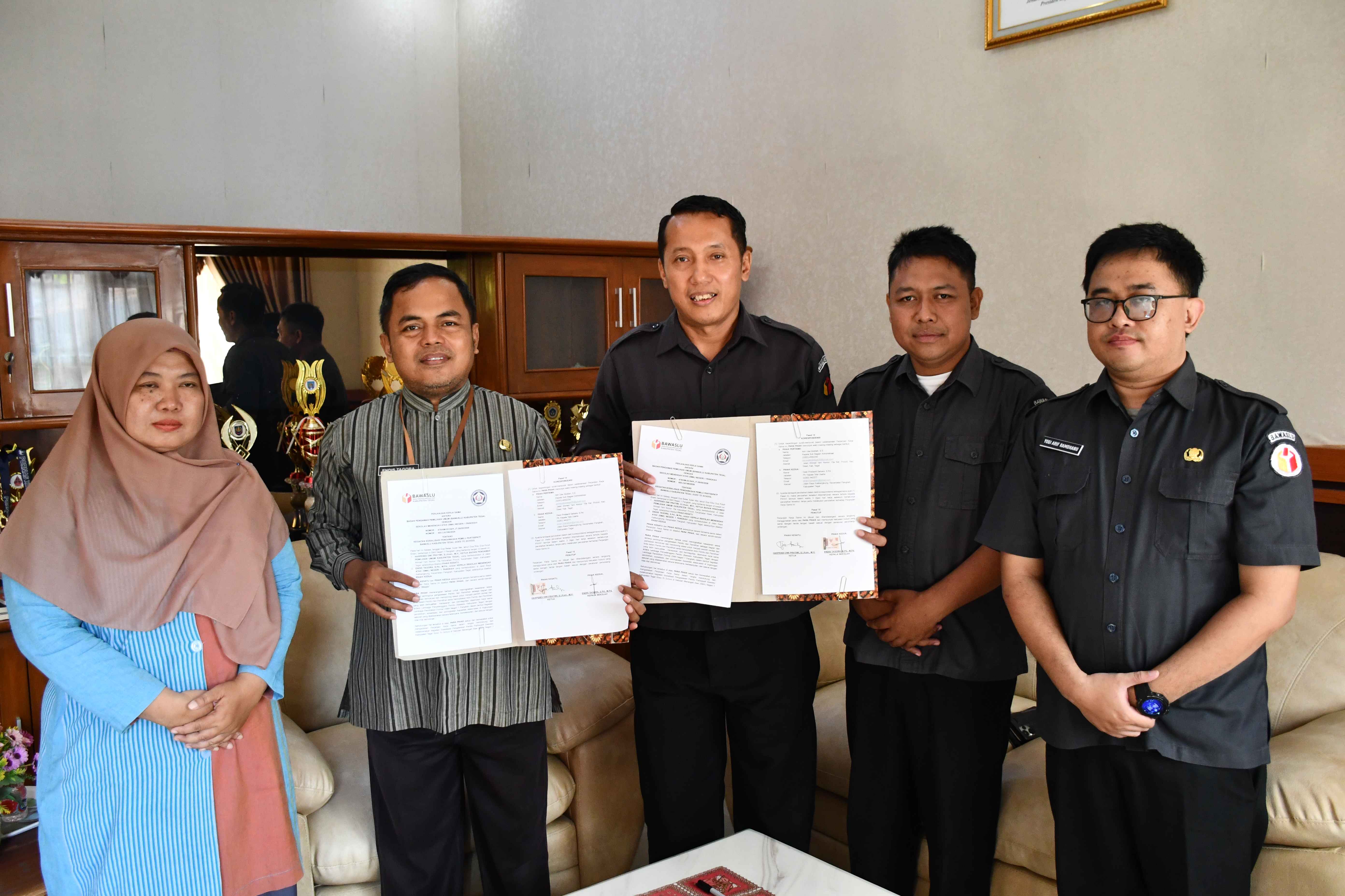 Menanamkan Nilai Demokrasi Sejak Dini, Bawaslu Kabupaten Tegal Resmi Jalin Kerja Sama dengan SMAN 1 Pangkah