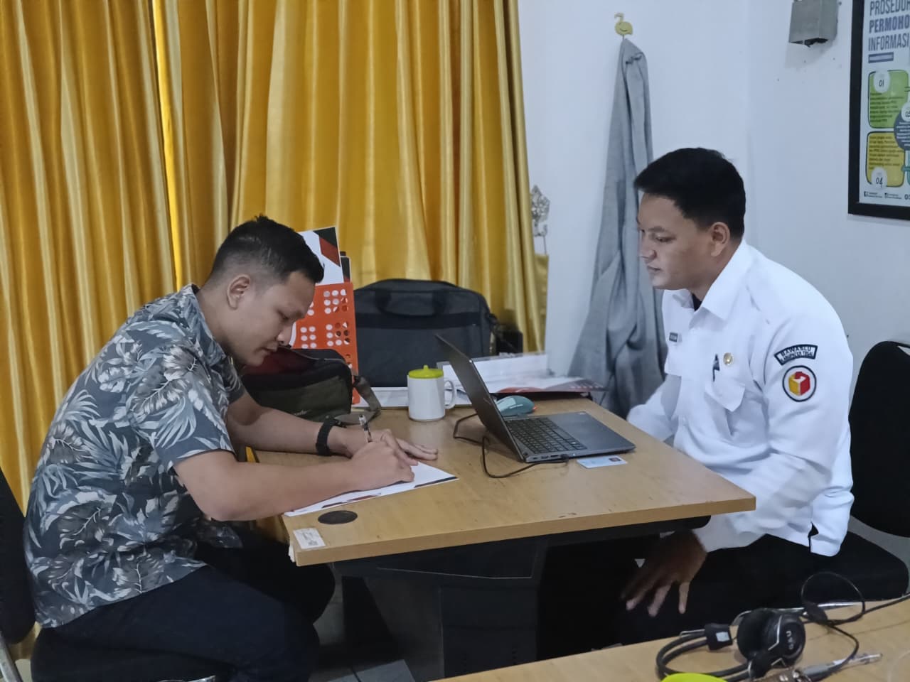 Petugas Pelayanan Informasi PPID Bawaslu Kabupaten Tegal sedang menerima Permohonan Informasi
