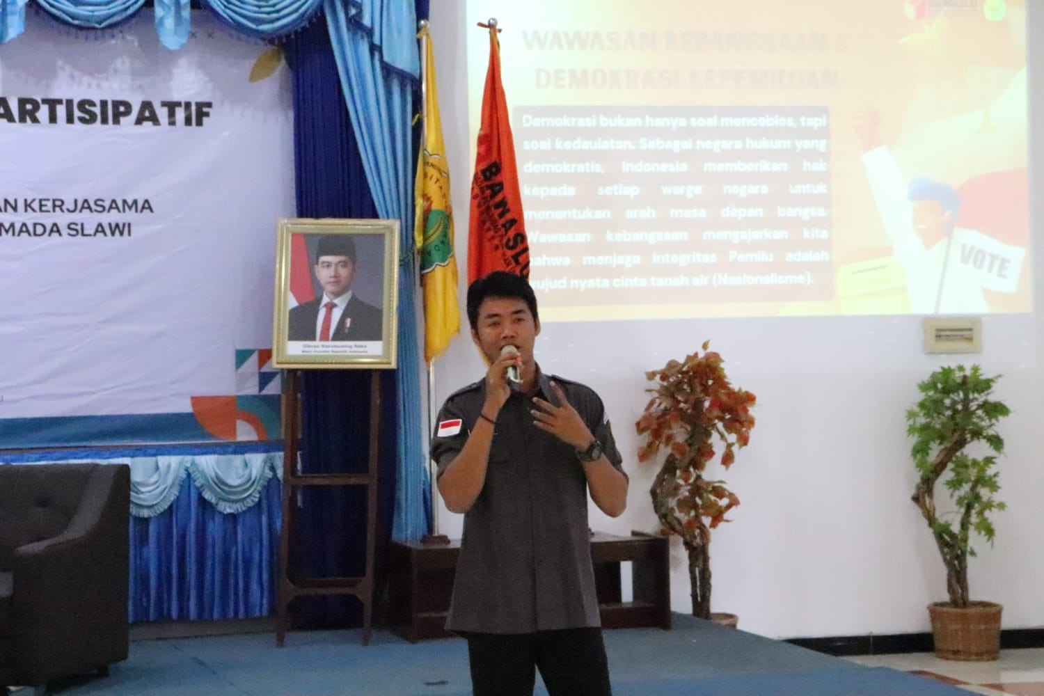 Bawaslu Kabupaten Tegal terus berupaya memperkuat kesadaran demokrasi dan partisipasi masyarakat melalui berbagai kegiatan pendidikan politik. Salah satu upaya tersebut diwujudkan melalui kegiatan Konsolidasi Demokrasi bersama mahasiswa Universitas Bhamada Slawi yang dilaksanakan pada Senin (15/6/2026) di Aula Universitas Bhamada Slawi, Kabupaten Tegal.  Kegiatan yang mengusung tema “Peran Generasi Muda dalam Memperkuat Demokrasi dan Pengawasan Partisipatif” tersebut menghadirkan Koordinator Divisi Penangan