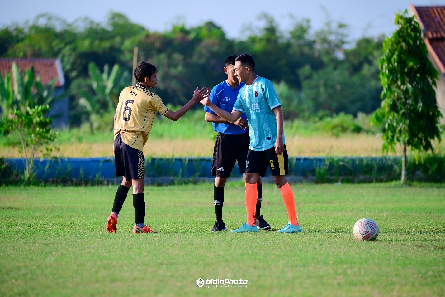Bawaslu Kabupaten Tegal Bangun Soliditas Melalui Laga Persahabatan Sepak Bola