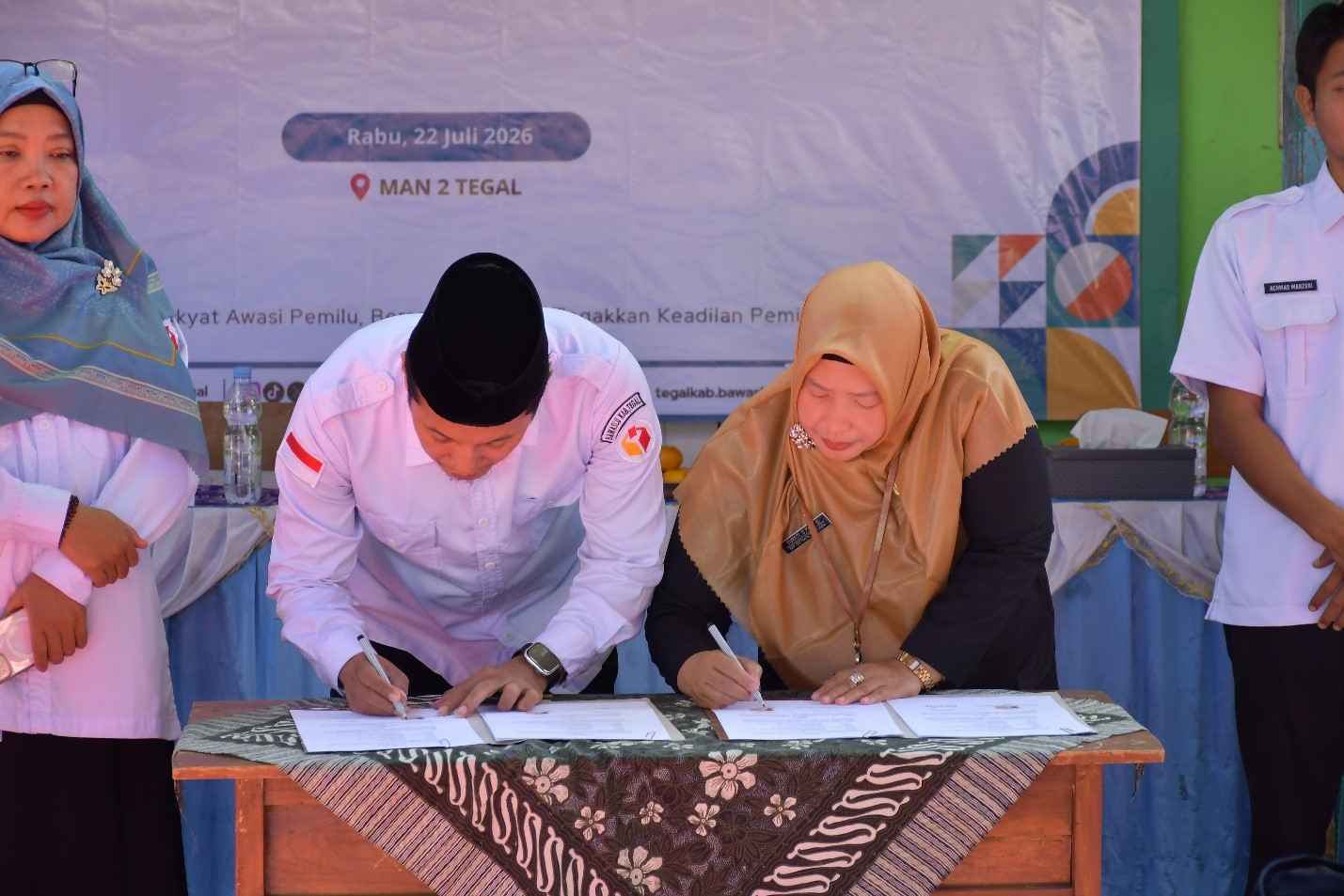 Bawaslu Kabupaten Tegal dan MAN 2 Tegal Tandatangani MoU dan PKS Perkuat Pendidikan Pengawasan Partisipatif