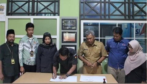 Penandatanganan nota kesepahaman dengan LPP Radio Slawi FM Direktur Utama LPP Slawi FM di Studio Radio Slawi FM pada, Senin (23/10/2023) siang, serta disaksikan oleh sejumlah Ketua Divisi Bawaslu Kabupaten Tegal.