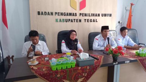 Perkuat Solidaritas Pegawai, Bawaslu Kabupaten Tegal Bahas Jadwal Rutin Bulu Tangkis