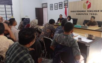 RAPAT – Bawaslu Kabupaten Tegal mengadakan Rapat Persiapan Pengawasan Coklit pada Pemilihan Serentak Tahun 2024