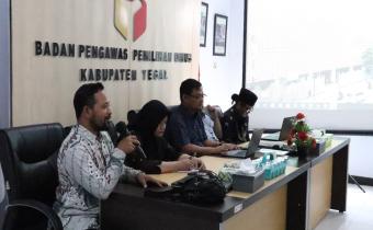 Anggota Bawaslu Kab. Tegal Divisi SDMO & Diklat membuka acara Rapat Penyusunan Buku SDM Pengawas Adhoc Pemilu 2024.