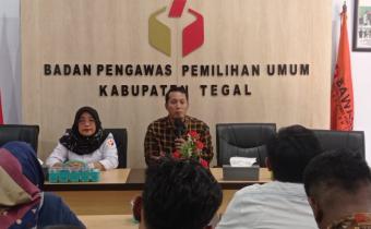 Ketua Bawaslu Kab Tegal memberikan sambutan dalam Rapat Pengawasan Coklit Data Pemilih, Rabu 10 Juli 2024.