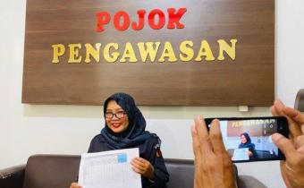 Koordinator Divisi Pencegahan, Partisipasi Masyarakat, dan Hubungan Masyarakat Bawaslu Kabupaten Tegal Sri Anjarwati, saat ditemui wartawan sekaligus menunjukkan data hasil temuan selama proses Pencocokan dan Penelitian atau Coklit. Berlokasi di Kantor Bawaslu setempat, pada Senin (5/8/2024). 