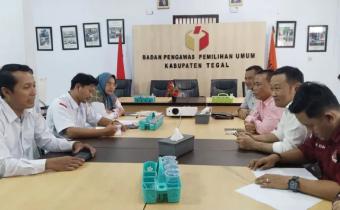 Bakal Calon Bupati Tegal jalur perseorangan, H. Muhammad Mumin saat mengajukan permohonan penyelesaian sengketa Pilkada 2024  ke Bawaslu Kabupaten Tegal, Rabu, 31 Juli 2024.