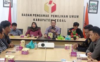 Ketua Bawaslu Kabupaten Tegal memberikan sambutan dalam kegiatan Validasi Data Laporan Coklit dan Persiapan Pengawasan Penyusunan Daftar Pemilih Hasil Pemutakhiran (DPHP) Pemilihan Tahun 2024.