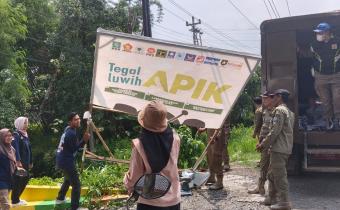 Panwaslucam Lebaksiu dan PPK Lebaksiu Bersinergi Bersihkan Alat Peraga Kampanye di Masa Tenang