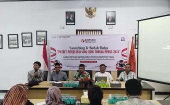 Peluncuran buku yang berjudul Potret Perjalanan Sang Ujung Tombak Pemilu 2024 Bawaslu Kabupaten Tegal (Dok)