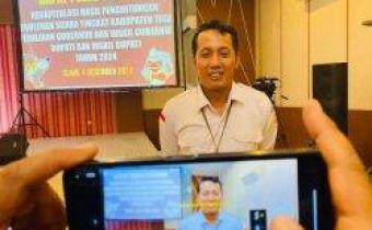 Ketua Bawaslu Kabupaten Tegal Harpendi Dwi Pratiwi, saat ditemui wartawan di sela-sela Rapat Pleno Terbuka Rekapitulasi Hasil Penghitungan Perolehan Suara, Pemilihan Gubernur dan Wakil Gubernur Jawa Tengah, Bupati dan Wakil Bupati Tegal tahun 2024. Berlokasi di Gedung Syailendra Grand Dian Hotel Slawi, pada Rabu (4/12/2024).