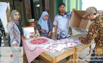 Hujan menggeser logistik TPS 02 Desa Pedagangan Ke Halaman Masjid