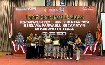 Panwascam Balapulang Berhasil Menyabet Dua Penghargaan Dalam Rapat Koordinasi Evaluasi Pengawasan Tahapan Pemilihan Serentak Tahun 2024.