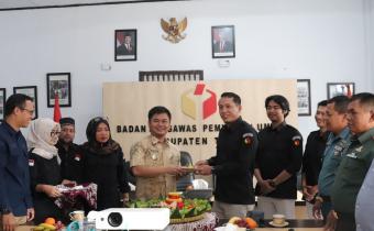 Peringati HUT ke 17, Bawaslu Kabupaten Tegal Gelar Tasyakuran Sederhana di Kantornya