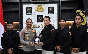 Bawaslu Kabupaten Tegal Serahkan Plakat Pada Kapolres Tegal