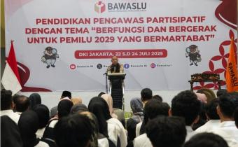 Anggota Bawaslu Totok Hariyono saat membuka Pendidikan Partisipatif dengan tema Berfungsi dan Bergerak untuk Pemilu 2029 yang Bermartabat, di Jakarta, Selasa malam, (22/7/2025).