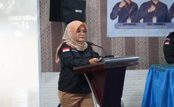 Anggota Bawaslu Lolly Suhenty Memberikan Sambutan Pada Kegiatan Penguatan Kapasitas Pengawas Pemilu Ad Hoc, Muara Teweh(23/7/2025)