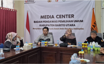 Anggota Bawaslu RI Lolly Suhenty dan Ketua Bawaslu Barito Utara Adam Parawansa di Kantor Bawaslu Barito Utara melakukan pengecekan kesiapan pemungutan suara ulang, Jumat (25/7/2025).