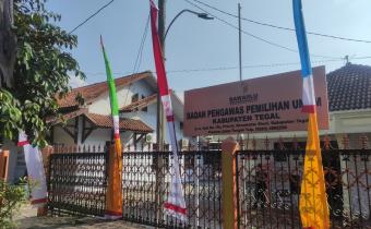 Meriahkan HUT RI ke-80, Bawaslu Kabupaten Tegal Percantik Lingkungan Kantor