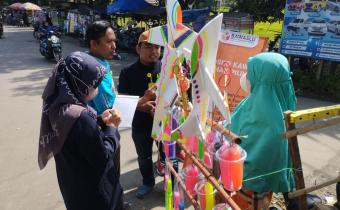 Panwaslu Kecamatan Talang Bersama dengan Penjual Mainan