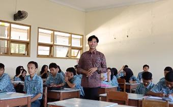 Tingkatkan Kesadaran Demokrasi di Kalangan Pelajar, Bawaslu Kabupaten Tegal menggelar kegiatan Sosialisasi Pengawasan Pemilu Partisipatif Bawaslu Goes To School di SMA N 1 Warureja