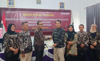 Bawaslu Kabupaten Tegal Awasi Rapat Pleno Terbuka PDPB Triwulan III Tahun 2025