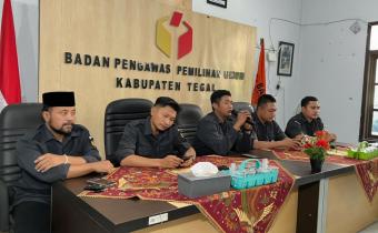 Tegal - Bawaslu Kabupaten Tegal menggelar rapat internal pada Senin, 24 November 2025, yang dipimpin oleh Anggota Bawaslu Kabupaten Tegal Dedi Kusdiyanto, S.T., dan diikuti oleh Anggota Bawaslu Kabupaten Tegal Lainya. Rapat diawali dengan arahan dari para pimpinan yang menekankan pentingnya menjaga kedisiplinan dalam bekerja, termasuk hadir tepat waktu dan melaksanakan tugas dengan penuh tanggung jawab. Setelah penyampaian arahan tersebut, rapat berfokus pada pembahasan persiapan kegiatan Penguatan Kelembag