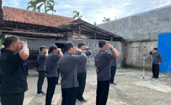 Pimpin Apel Pagi, Ketua Bawaslu Kabupaten Tegal Apresiasi Kolaborasi Pramuka dan Dorong Kesiapan Akhir Tahun