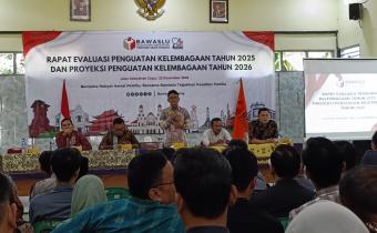 Buka Rapat Evaluasi Penguatan Kelembagaan 2025 di Cepu, Ketua Bawaslu Jateng Apresiasi Capaian Penghargaan dan Kinerja Kabupaten/Kota
