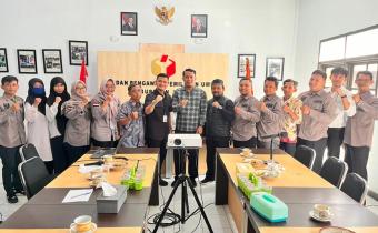 Kuasai Tata Tempat dan Tata Pakaian, Bawaslu Kabupaten Tegal Perkuat Integritas Kelembagaan : Pimpinan dan Staf Ikuti Pelatihan Protokoler Standar Bawaslu RI