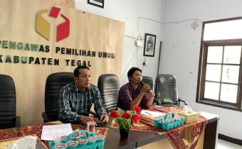 Bawaslu Kabupaten Tegal Perkuat Perspektif Hukum Pengawasan Parpol melalui Kajian Hukum