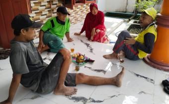 Ngobrol Gayeng “Medang Sore”, Bawaslu Kabupaten Tegal Ajak Tukang Bangunan Tolak Politik Uang