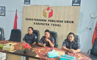 Tingkatkan Disiplin Kerja, Bawaslu Kabupaten Tegal Gelar Rapat Internal Sekretariat